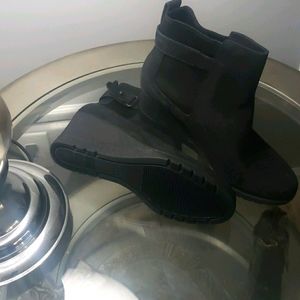 Women black Suede wedged boot sz 7